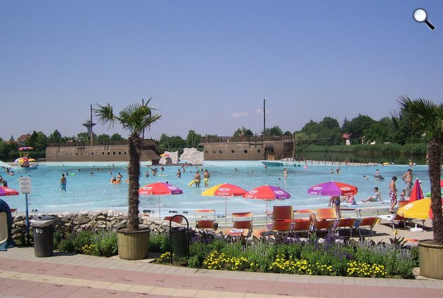 Hajdúszoboszlón a wellness spirituálisabb irányt vesz, az Aquaparkban nemcsak játszani, feltöltődni is lehet, Hajdúszoboszló (Fotó: Wikimedia/MrSilesian)
