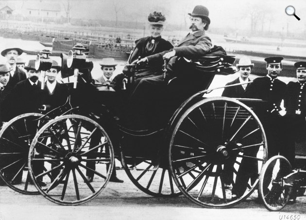 Karl Benz mérnök feleségével, Bertha Benzzel egy 1894-es modellű Benz Victoria autóban, 1894 (Fotó: Fronteras/Wikimedia)