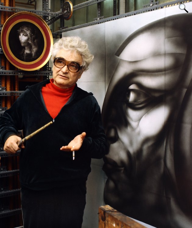 Szász Endre (1926-2003) magyar festő, grafikus, látványtervező, porcelánfestő, könyvillusztrátor a Hollóházi Porcelángyárban, 1983 (Fotó: Fortepan/Gábor Viktor)