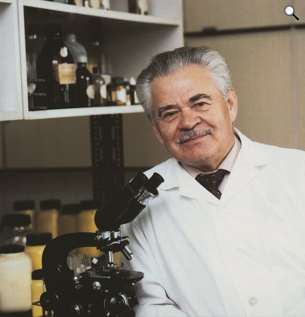 Id. dr. Béres József (1920-2006) Széchenyi-díjas kutató, a Béres Csepp megalkotója a laborban (Fotó: Béres Archívum/Móra Kiadó)