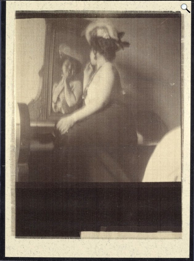 Diósyné Brüll Adél (Léda) (1872-1934) Ady Endre szerelme, múzsája a tükör előtt (Fotó: MNMKK OSZK)