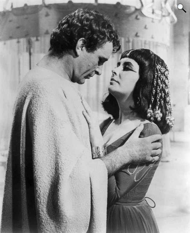 Elizabeth Taylor és Richard Burton a Kleopátra forgatásán Joseph L. Mankiewicz rendezésében, 1963 (Fotó: Wikimedia)