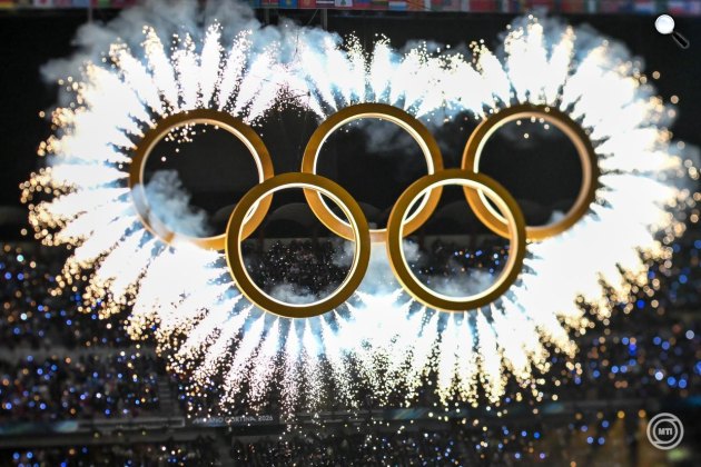 Az olimpiai ötkarika a 2026-os milánói-cortinai téli olimpia megnyitóünnepségén a milánói San Siro Stadionban 2026. február 6-án (Fotó: MTI/Illyés Tibor)