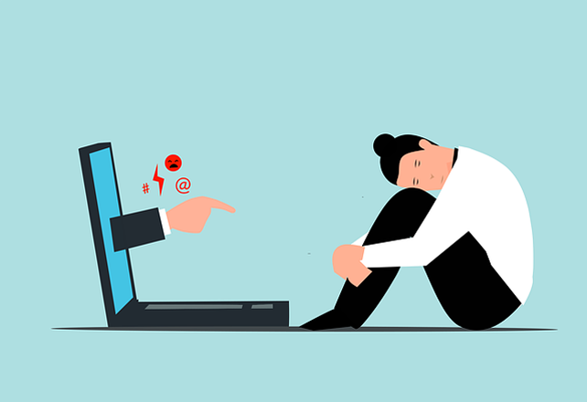 Az online térben zajló zaklatás sokat árt (Fotó: Pixabay/Mohamed Hassa)