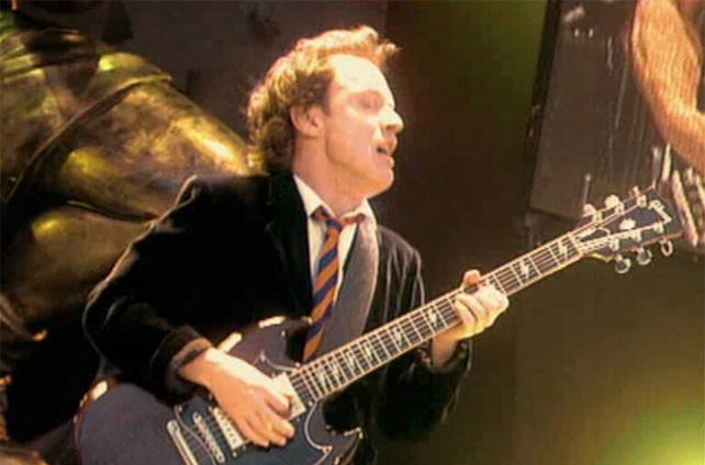 Angus Young skót származású ausztrál gitáros, zeneszerző. Az AC/DC ausztrál rockegyüttes alapító tagja, gitárosa és zeneszerzője, 2006 (Fotó: Wikimedia)