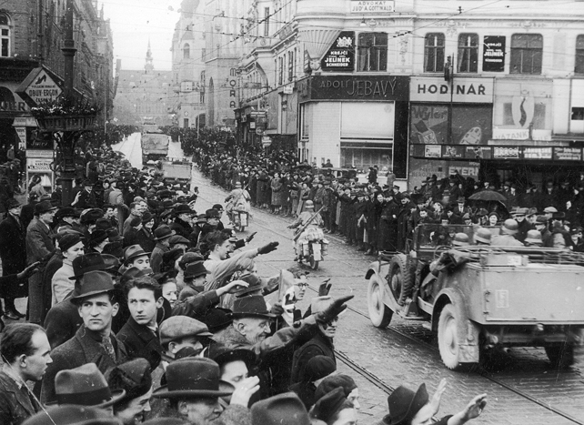 2. világháború - Brnóban a morvaországi németek üdvözlik a német csapatok 1939. március 16-i érkezését (Fotó: Wikimedia/audiovis.nac.gov.pl)