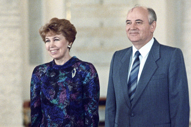 Mihail Gorbacsov és felesége, Raisza Gorbacsova az USA elnöke, Ronald Raegen előtt, 1988, részlet (Fotó: RIA Novosti/ Yuryi Abramochkin)