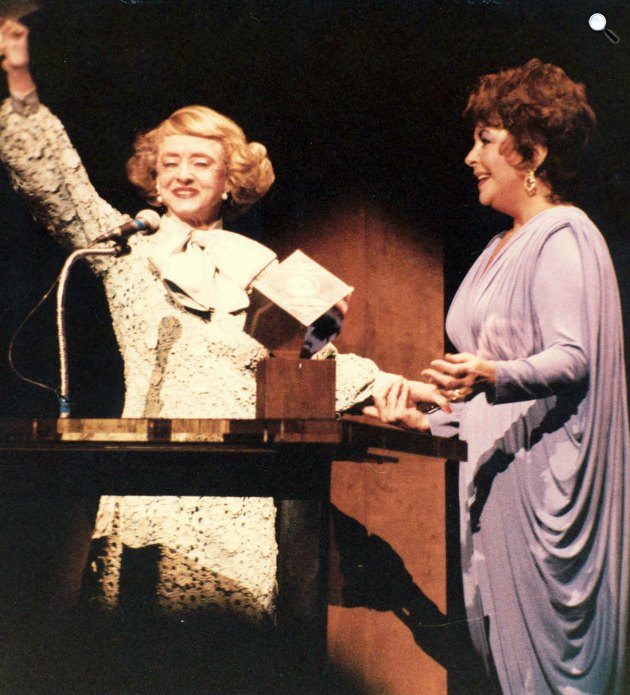 Bette Davis és Elizabeth Taylor színésznők a Filmex fesztiválon, 1981 (Fotó: Wikimedia/Flickr/Alan Light)