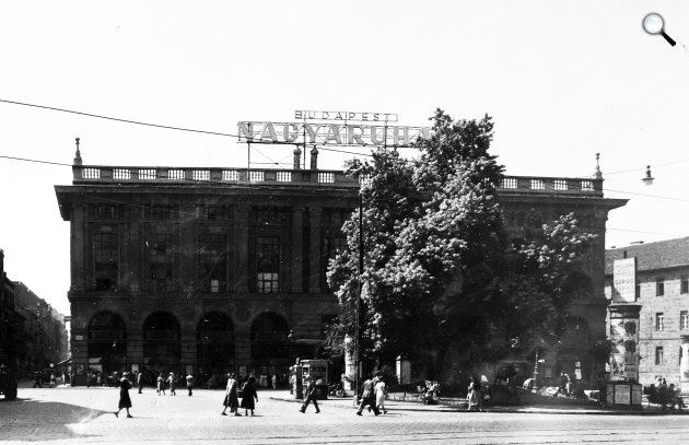 1931-ben a Corvin Áruházban helyezték üzembe Magyarország első mozgólépcsőjét, 1951 (Fotó: Fortepan/UVATERV)