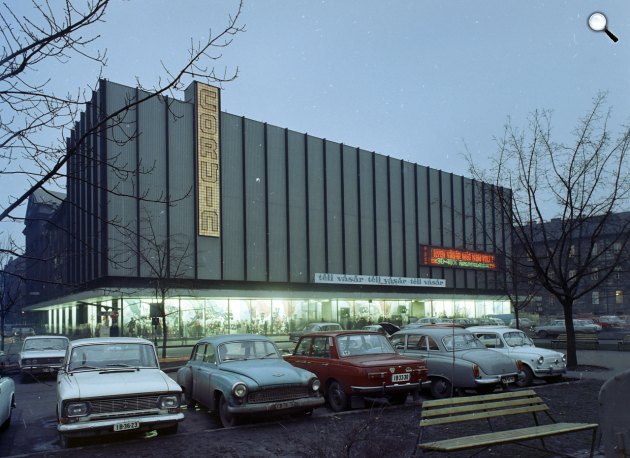 Corvin Árhuház - A szocialista korszak felújításakor alumíniumborítással takarták el a díszes homlokzatot, 1971 (Fotó: Fortepan/FŐFOTÓ)