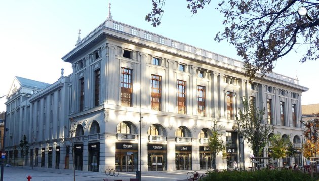 A felújított Corvin Áruház - a teljes rekonstrukció után az épület – immár Corvin Palace néven – 2023-ban nyitotta meg újra kapuit (Fotó: Wikimedia/Elekes Andor)