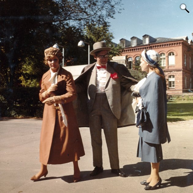 Utazás a koponyám körül - Ruttkai Éva, Karinthy Frigyes és Venczel Vera a Serafen kórház kertjében, Stockholm, 1970 (Fotó: Fortepan/Révész György/B. Müller Magda)