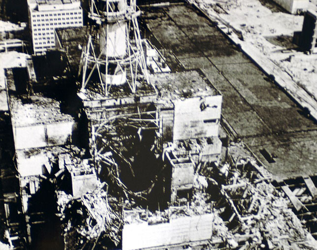 Az 1986-os csernobili atomerőmű katasztrófájának következményei, Ukrajna a volt Szovjetunió területén. A fotó egy helikopterről készült néhány hónappal a robbanás után, 1986 (Fotó: IAEA Imagebank/Flickr/USFCRFC)