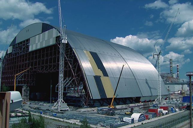 Csernobil, 4-es reaktor (a Notre Dame elférne alatta) (Fotó: Viasat History)