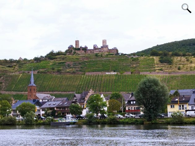 Az Alken település fölé magasodó Thurant vára látható a Mosel-folyó partjáról (Fotó: Cultura.hu/Kibelbeck Mara)