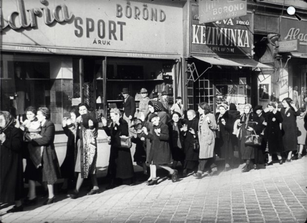 Holokauszt - 1944-ben elrendelték a zsidók lakásának igénybevételét, a városokban gettókba, Budapesten ún. zsidóházakba költöztetésüket (Fotó: Fortepan)
