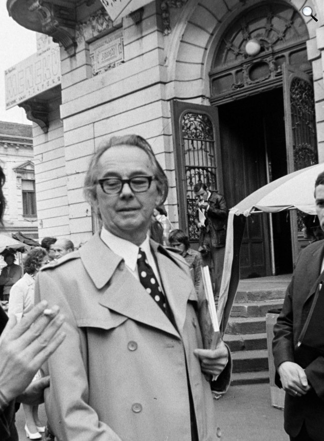 Victor Vasarely (1905-1997) festőművész az op-art kiemelkedő képviselője a Pécsi Nemzeti Színház előtt, 1976, részlet (Fotó: Fortepan/Gábor Viktor)