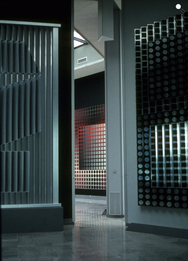 Victor Vasarely (1905-1997) festőművész kiállítása Aix-en-Provence-ban, Franciaország, 1977 (Fotó: Fortepan/Ormos Imre Alapítvány ó/dr. Dalányi László)