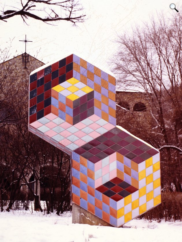 Victor Vasarely (1905-1997): Jel-szobor, a háttérben a Pálos templom, Pécs, 1980 (Fotó: Fortepan/Gábor Viktor)