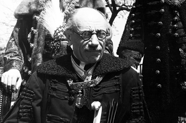 Gróf Teleki Pál (1879-1941) vallás- és közoktatásügyi miniszte a Sándor-palota terraszán (Fotó: Fortepan/Inkey Tibor)