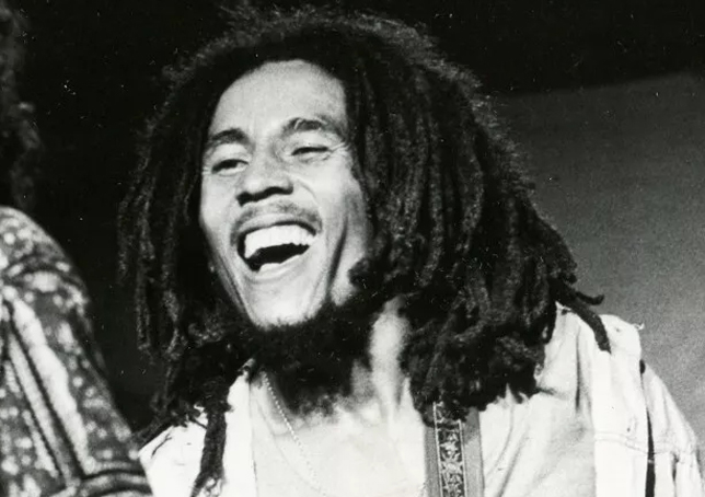 Bob Marley Ziggy Marley-val lép fel Bostonban, 1976. április 25-én (Fotó: Wikimedia/Island Records, Press Photo, 1977)