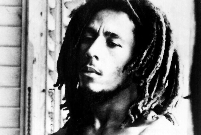 Bob Marley (1945-1981) jamaicai énekes, gitáros, dalszerző és emberi jogi aktivista. Minden idők legismertebb reggae zenésze, 1977 (Fotó: Wikimedia/Kim Gottlieb/Island Records)