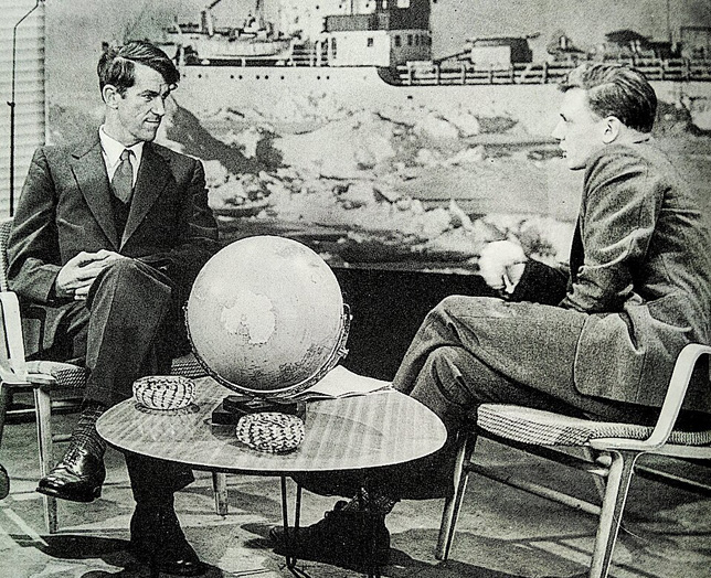 Edmund Hillary hegymászó és David Attenborough természetfilmes beszélget, 1956 (Fotó: Wikimedia/Facebook)