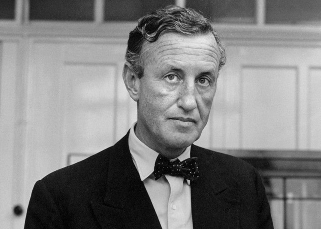 Ian Fleming (1908-1964) brit író, újságíró, a második világháborúban tengerésztiszt és hírszerző, 1958 (Forrás: Wikimedia/Erich Hartmann/novinky.cz)