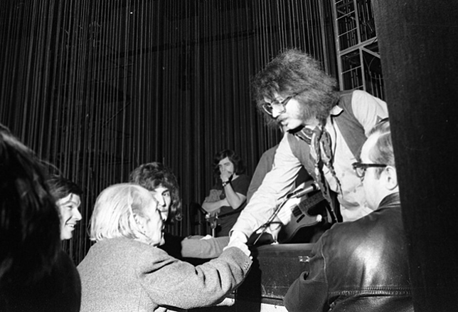 Képzelt riport egy amerikai popfesztiválról című musical előadásán Déry Tibor író és Presser Gábor zenész a Vígszínházban, 1973 (Fotó: Fortepan/Urbán Tamás)