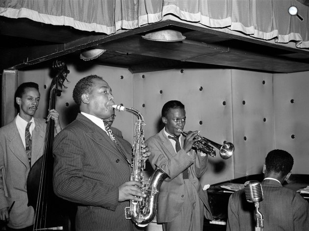Three Deuces - Tommy Potter, Charlie Parker, Max Roach, Miles Davis és Duke Jordan, New York, 1947 (Fotó: Wikimedia/Library of Congress\'s Music Division) 
