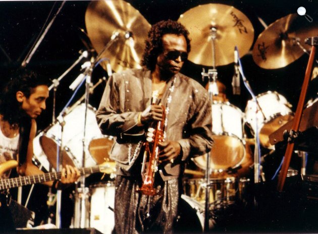 Miles Davis koncertje a Nice Jazz Festivalon, Johannesburg/Cape Town, Dél-Afrika, 1989 (Fotó. Wikimedia/Oliver Nurock @ohjaygee)