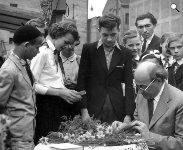 Tamási Áron író Ábel a rengetegben című könyvét dedikálja az Ünnepi Könyvhét, 1955 (Fotó: Fortepan/Gellért Andor Tamás)