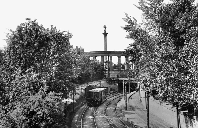 Szenzáció volt a Millenniumi Földalatti Vasút a Hősök terénél, háttérben a Millenniumi emlékmű, Budapest, 1912 (Fotó: Fortepan/Deutsche Fotothek/Brück und Sohn)