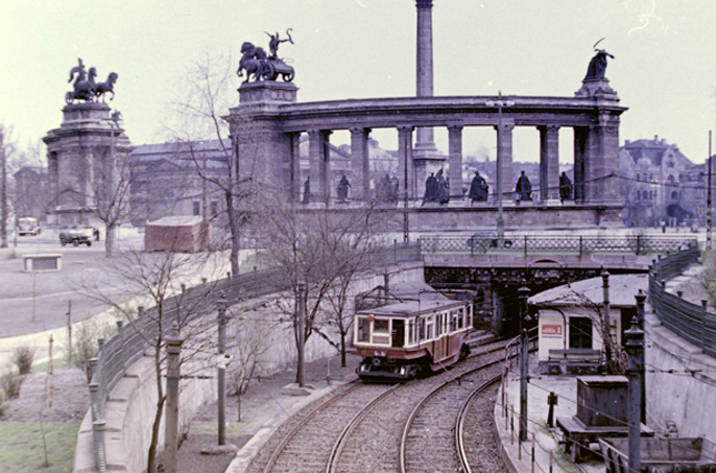 Szenzáció volt a Millenniumi Földalatti Vasút a Hősök terénél, háttérben a Millenniumi emlékmű, Budapest, 1954 (Fotó: Fortepan)