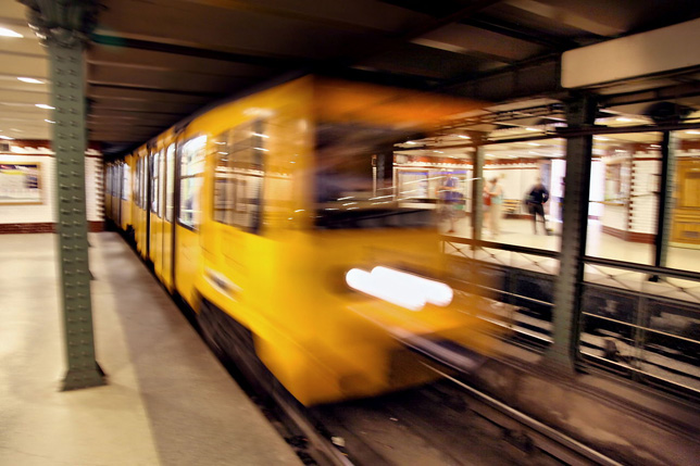 A millenniumi földalatti volt a világon az első villamos motorkocsis üzemű metróvonal, Budapest (Fotó: Wikimedia)