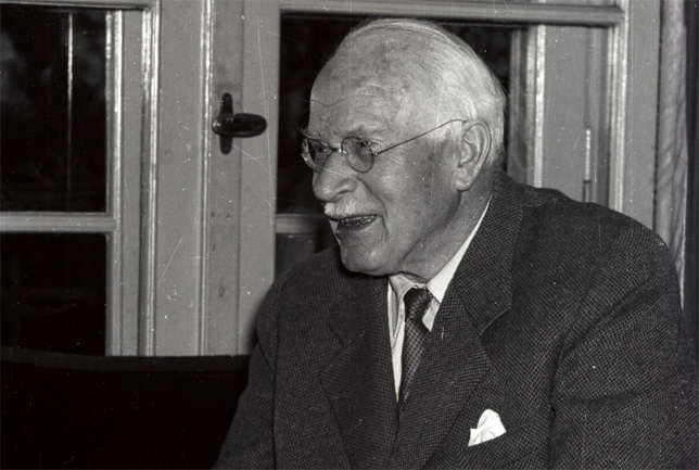 Carl Gustav Jung (1875-1961) pszichiáter, pszichológus, analitikus otthonában, Küsnacht, 1955 (Fotó: Wikimédia/ETH-Bibliothek)