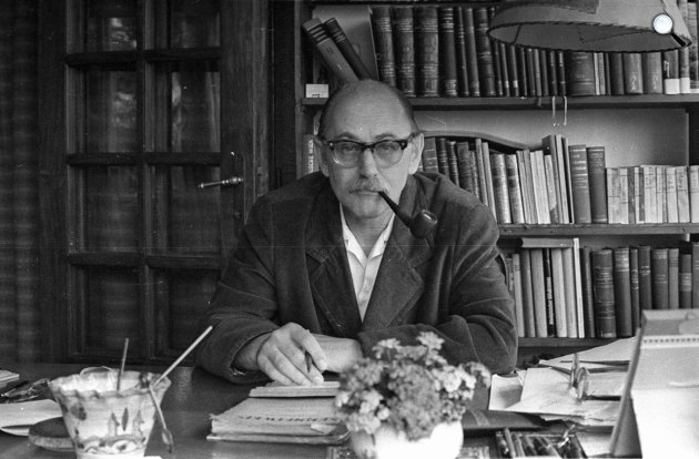 Benedek István (1915-1996) orvos, író házának kertjében, 1965 (Fotó: Fortepan/Hunyady József)
