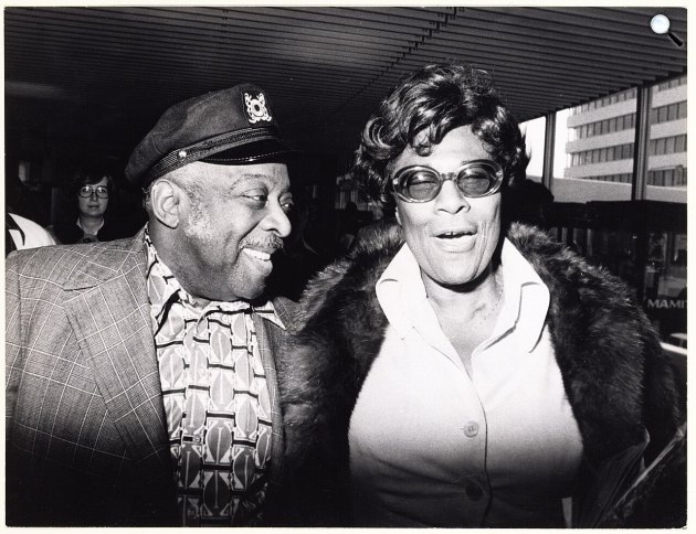 Ella Fitzgerald énekes és Count Basie dzsesszzongorista, zeneszerző, Schiphol, 1975 (Fotó: Wikimedia/Collectie Stadsarchief Amsterdam)