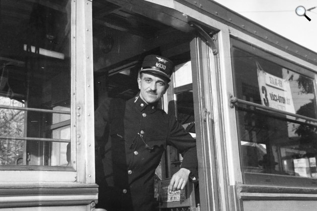 Kalauz a 3-as villamoson, Budapest, 1937 (Fotó: Fortepan/Inkey Tibor)