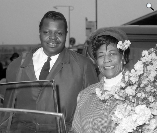 Ella Fitzgerald énekes és Oscar Peterson a legismertebb dzsesszzongoristák egyike, Schiphol, 1964 (Fotó: Wikimedia/Hugo van Gelderen/Anefo)