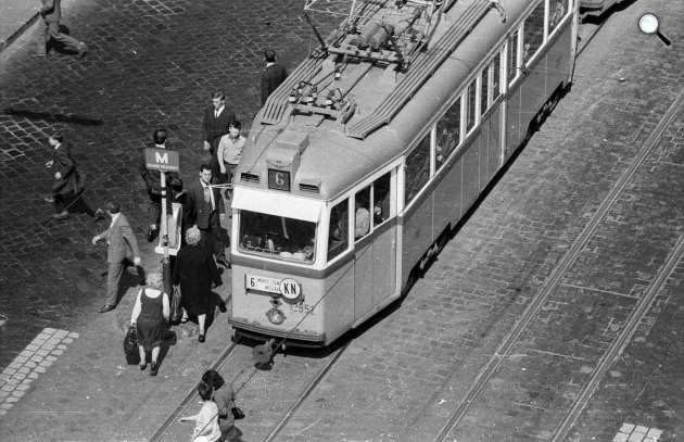 A kalauz nélküli közlekedés nagy siker lett, Margit körút (Mártírok útja), Keleti Károly utcai villamosmegálló, Budapest, 1965 (fotó: Fortepan/Nagy Gyula)