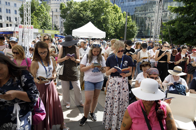 Ünnepi Könyvhét - olvasó résztvevők a rendezvényen, 2025 (Fotó: MKKE)