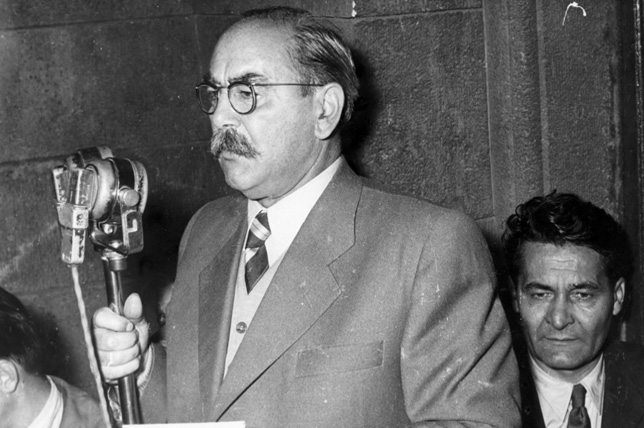 Nagy Imre (1896-1958), magyar miniszterelnök beszél a forradalmi tömeghez, jobbra Erdei Ferenc miniszterelnök-helyettes a Kossuth Lajos tér, az Országház erkélyén, 1956. október 23. (Fotó: Fortepan/Album023/Franz Fink)
