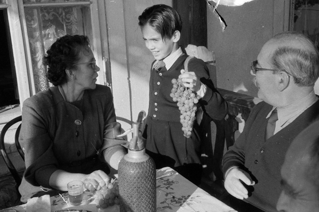 Nagy Imre miniszterelnök a feleségével és unokájával, 1956. október 22. (Fotó: Fortepan/Kotnyek Antal)