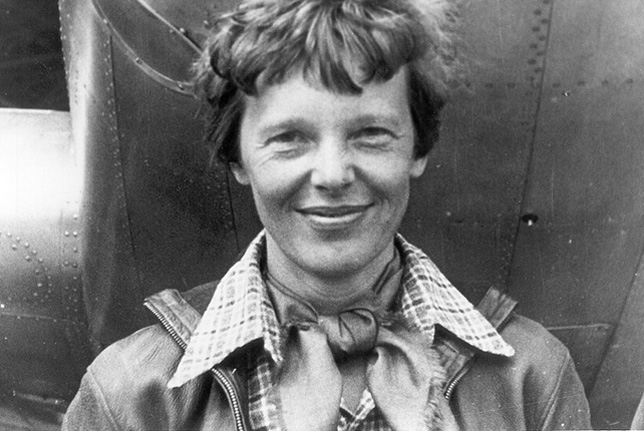 Amelia Earhart (1897-1937-39) repülés amerikai származású női úttörője, az első jelentős női pilóta Lockheed Model 10-E Electra repülőgépének orra alatt áll, 1937 (Fotó: Wikimedia/amextbg2.wgbhdigital.org)