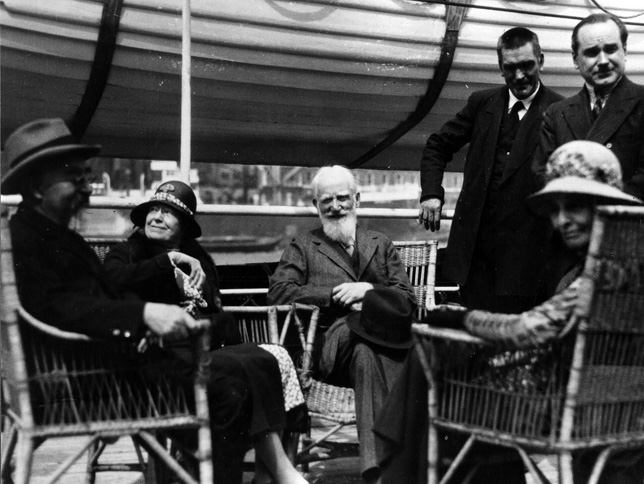 Charlotte és George Bernard Shaw középen ültek, Beatrice és Sidney Webb pedig kétoldalt, amint elindultak oroszországi útjukra, 1932 (Fitó: Flickr Commons)