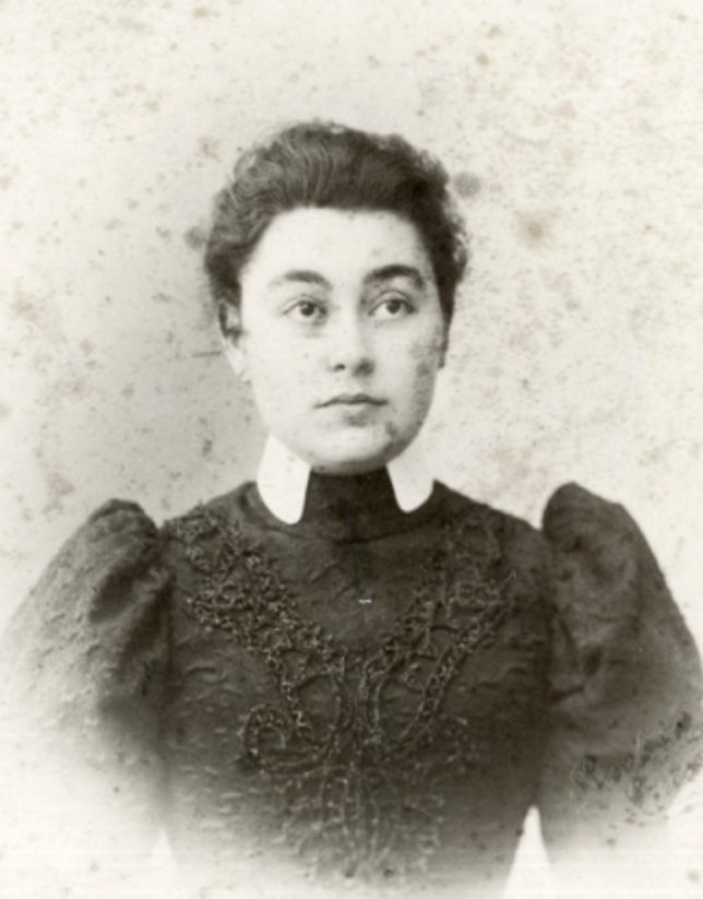 Erdős Renée (1879-1956) író, költő, 1895 (Fotó: MNM/Europeana.eu/Raab Lajosl)