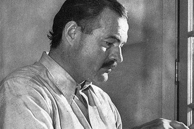 Ernest Hemingway (1899-1961) Nobel-díjas író írás közben, 1939 körül (Fotó: Wikimedia/Lloyd Arnold)