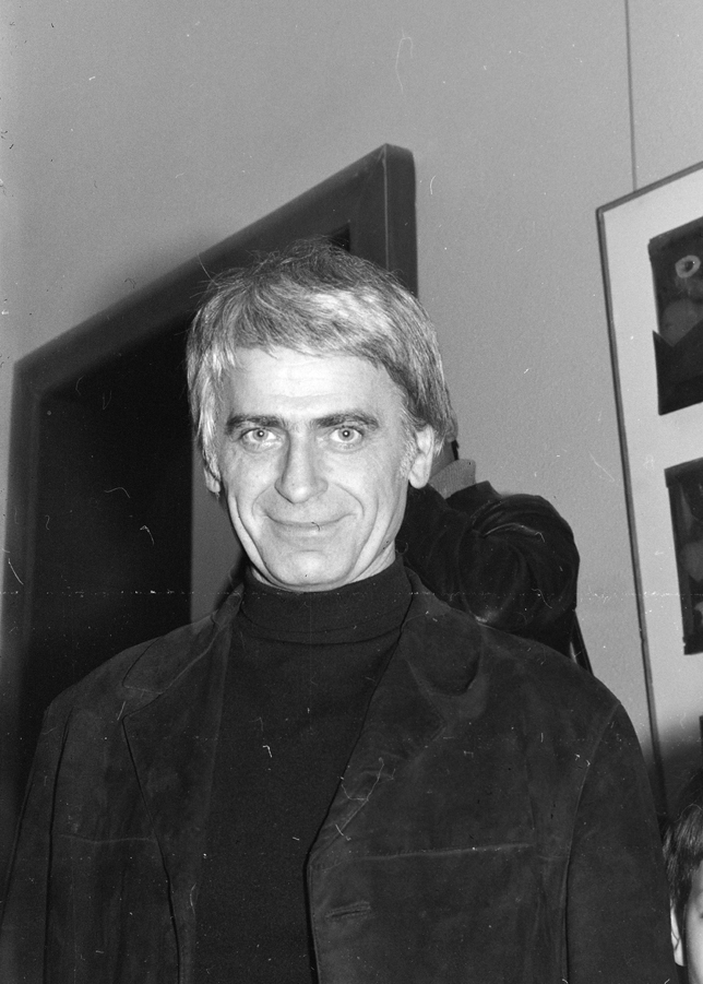 Mészöly Miklós (1921-2001) író, drámaíró a Műcsarnokban, 1971 (Fotó: Fortepan/Gara család)