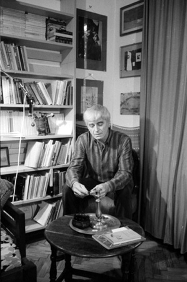 Mészöly Miklós (1921-2001) író, drámaíró otthon, a a dolgozószobájában, 1997 (Fotó: Wikimedia/Kertész Dániel)